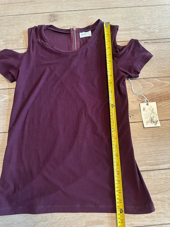 NWT Glitz Cold-Shoulder Short Sleeve Tee in Plum - Picture 5 of 6
